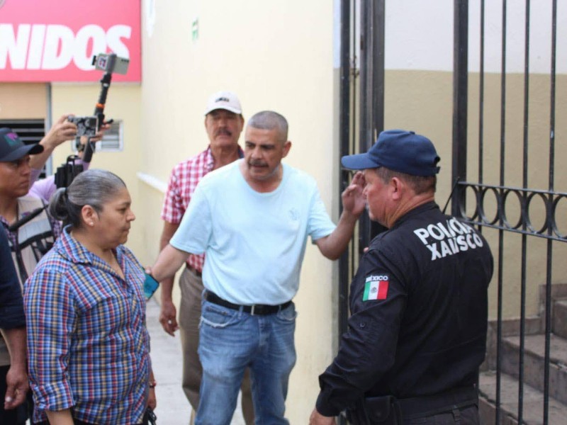 Gobierno de Xalisco inicia pago de nómina en medio bloqueo del Ayuntamiento