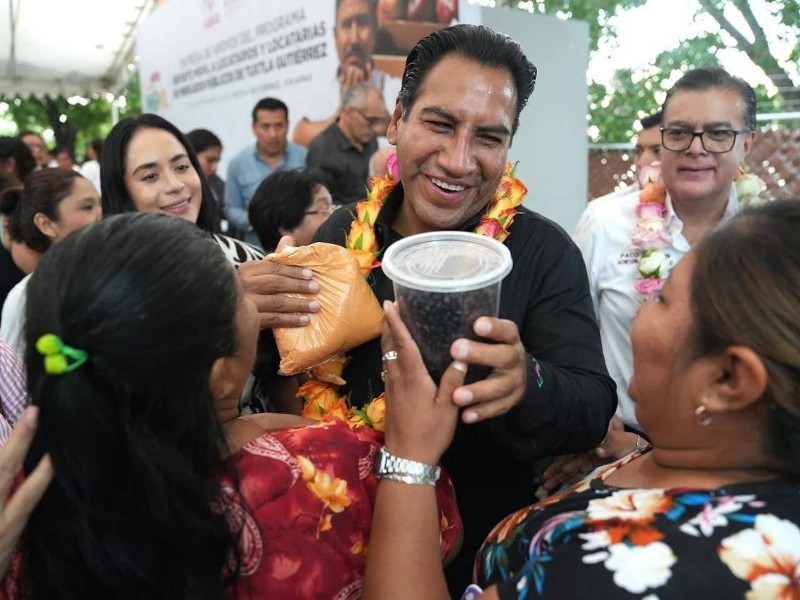 Gobierno entrega apoyos del programa Reporte Móvil a locatarias y locatarios