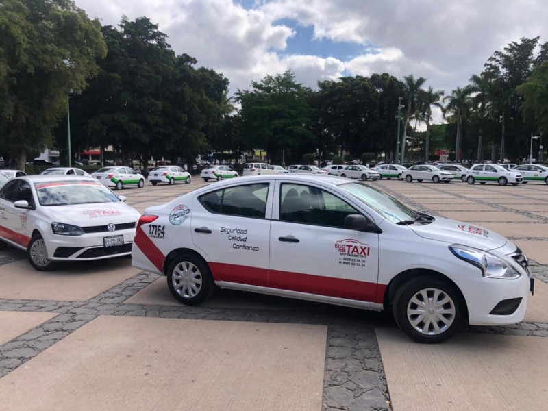 Gobierno entrega taxis y aurigas a trabajadores al volante