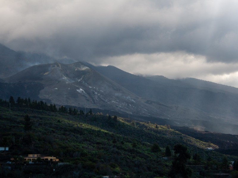 Gobierno español se compromete a reconstruir La Palma tras erupción