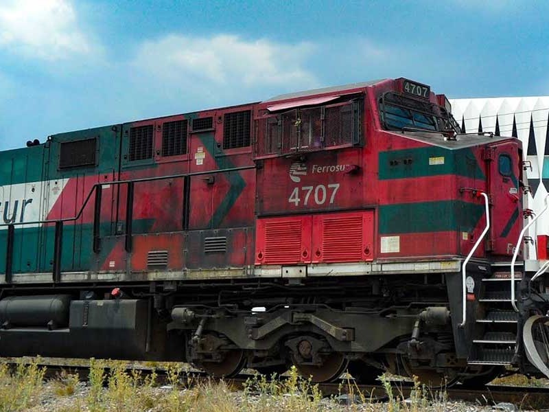 Gobierno federal expropia vías de Ferrosur; marinos toman control