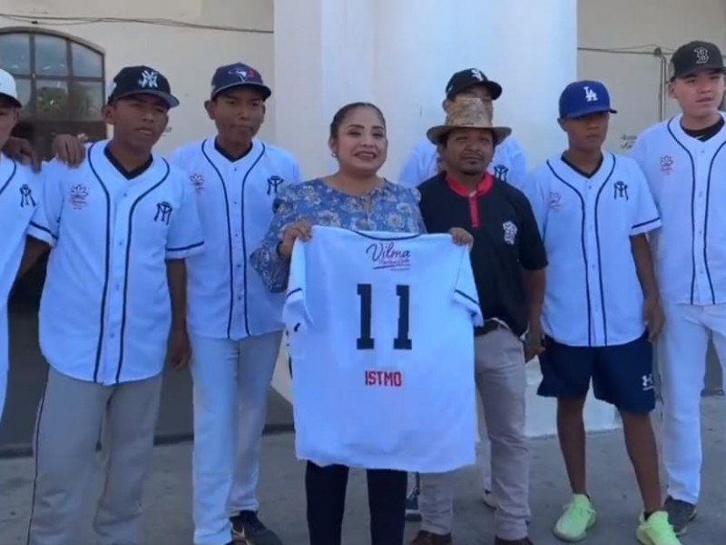 Gobierno municipal entrega uniformes a deportivas rumbo a CONADE 2024