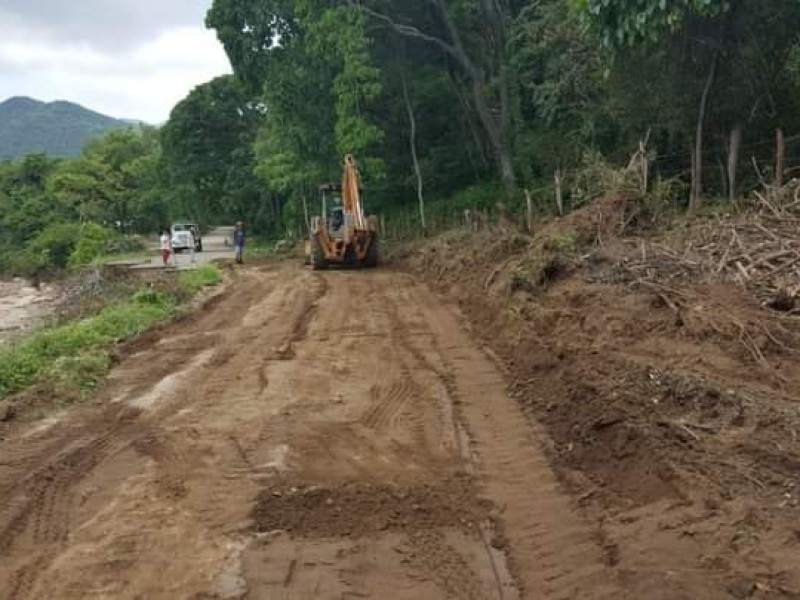Gobierno municipal y estado rehabilitan camino La Unión-Coahuayutla