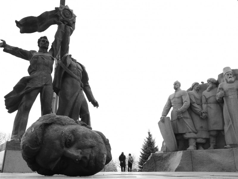 Gobierno ucraniano derriba monumento que conmemoraba amistad con Rusia