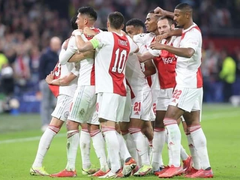 Golea Ajax al PSV en el clásico de Países Bajos