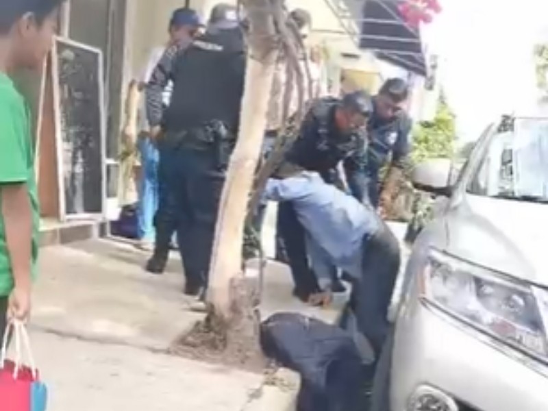 Golpean a hombre que estaba apunto de robar camioneta