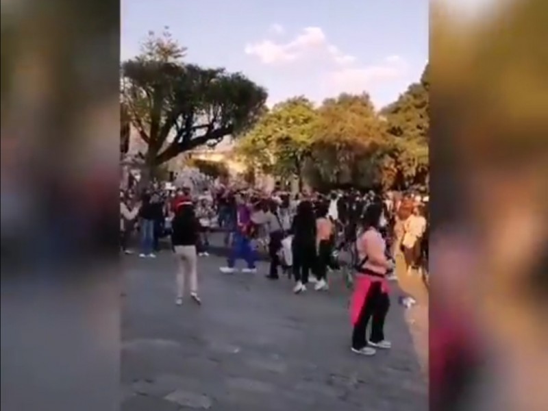 Golpean a presunto acosador durante marcha feminista en Querétaro