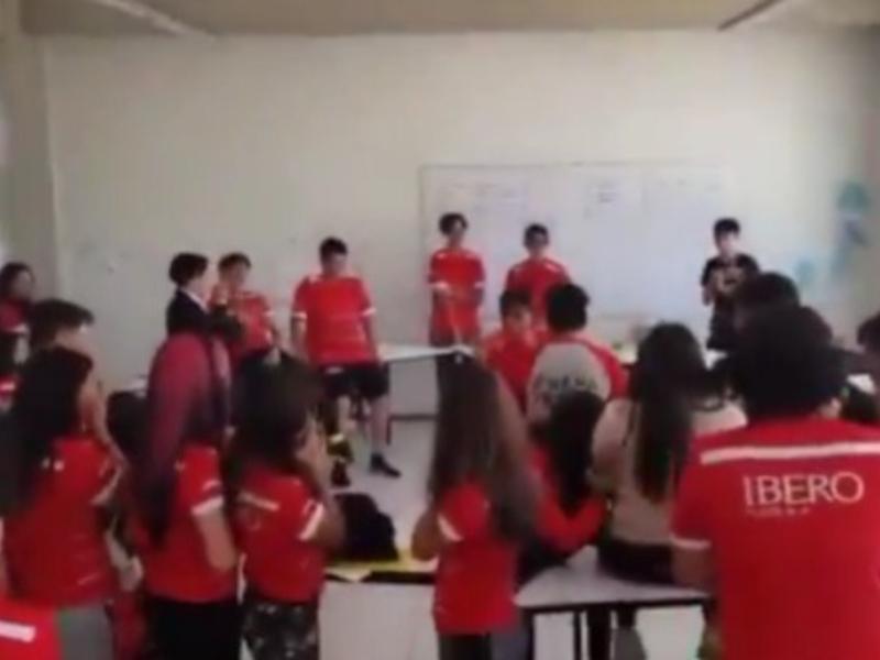 Golpes en aula: atribuyen video de pelea estudiantil a la Ibero Puebla