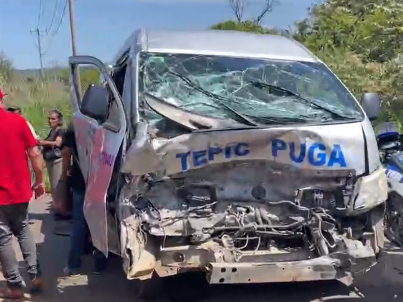 Góndola se queda sin frenos y se impacta contra combi Tepic-Puga