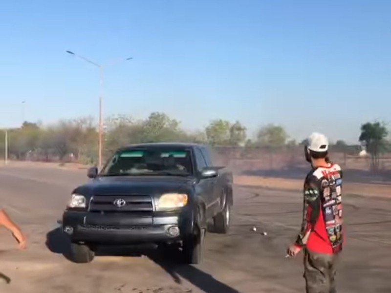 Graban vehículo derrapando frente al museo en Salvador Alvarado