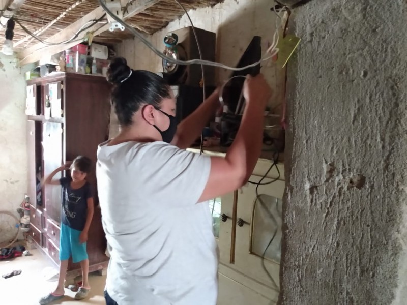 Gracias a maestra niños en Mieleras reciben televisión para clases