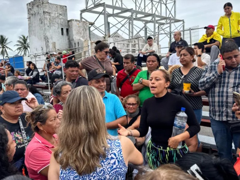 Graderos del carnaval de Veracruz se manifiestan y exigen reembolso por lluvias