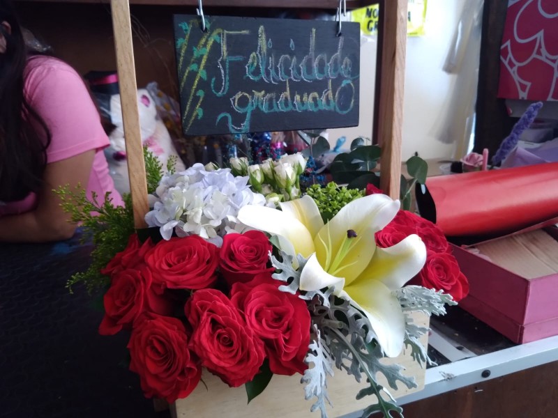 Graduaciones beneficia a comerciantes de flores