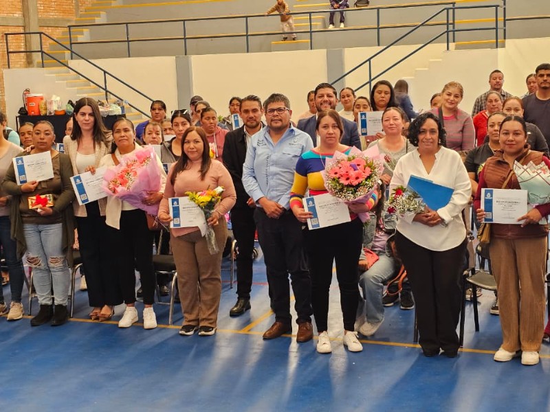 Gradúan CECYTEG Ocampo y DIF Guanajuato a 90 familias de crianza positiva