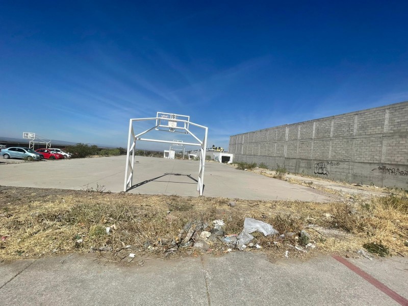 Grafiteadas las canchas en la colonia Loma Dorada