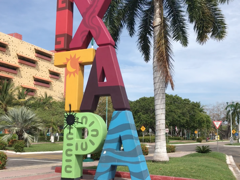 Grafitean letras “Ixtapa” y caseta del transporte público