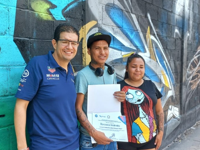 Grafiteros dan color a plantel del Cecyte en León