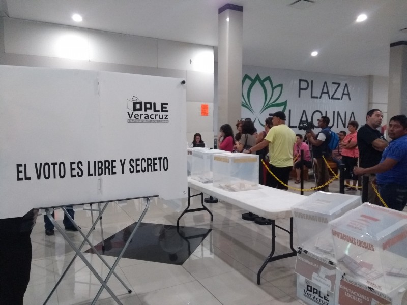 Gran afluencia de ciudadanos en casillas especiales