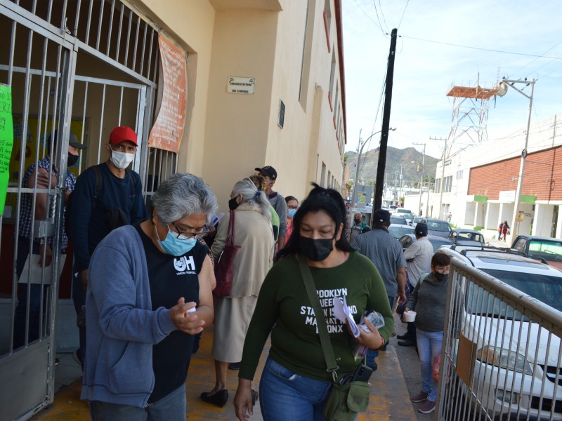 Gran afluencia en jornada de vacunación 50-55 años