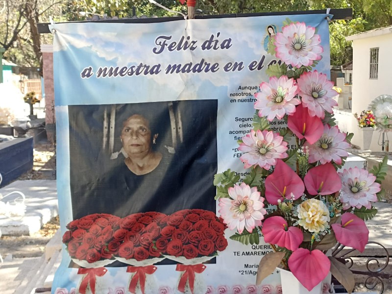 Gran afluencia en los panteones el Día de las madres