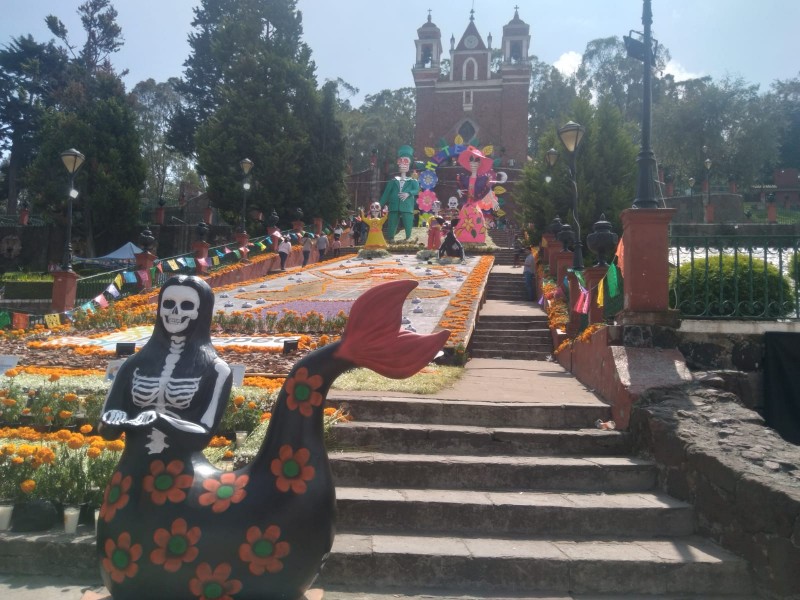 Gran afluencia en ofrenda monumental de Metepec