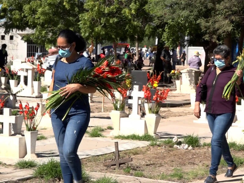 Gran afluencia en panteones de Ahome por 