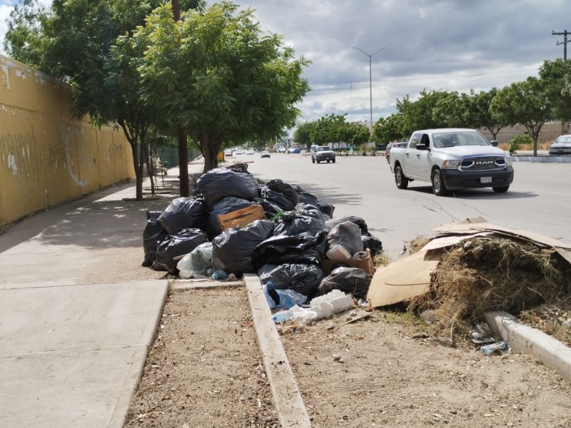 Gran cantidad de basura afuera de la secundaria Morelos