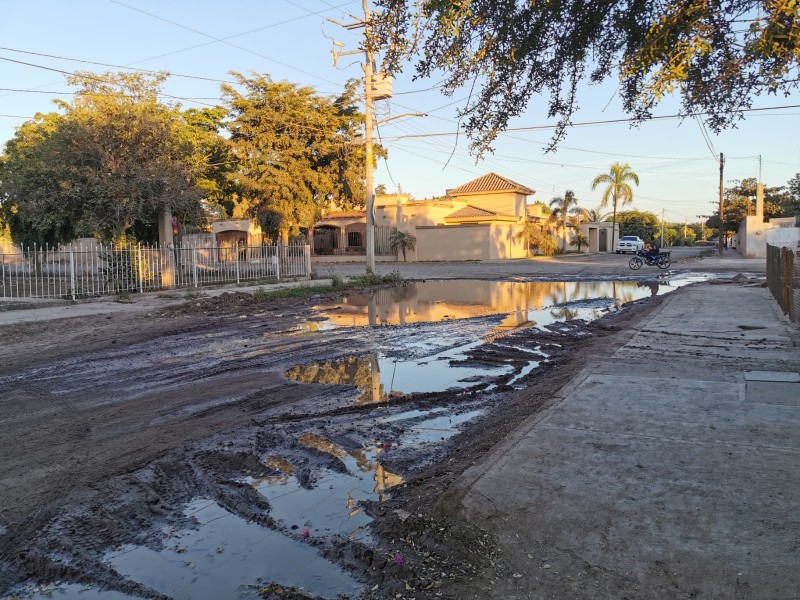 Gran desperdicio de agua potable sobre calle 2 en JJR