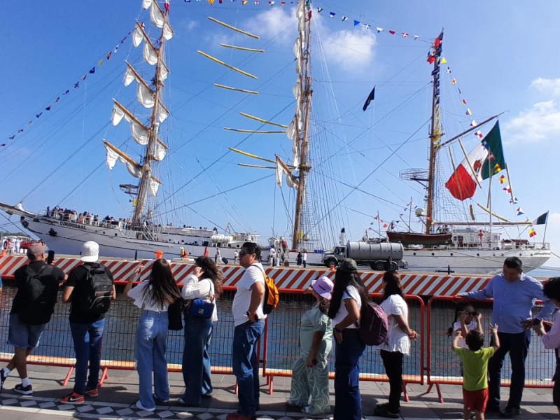 Larga fila en Veracruz por la llegada del Buque Cuauhtémoc