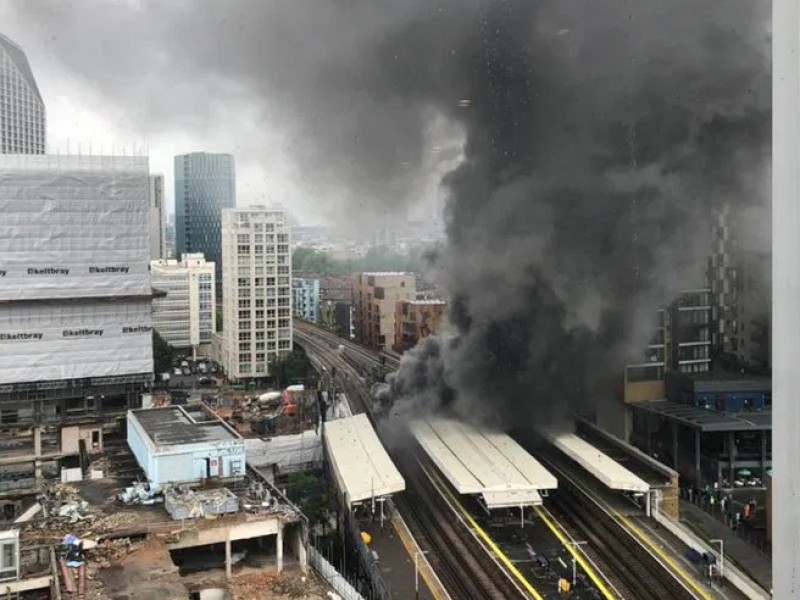 Gran explosión seguida de un incendio azota Londres