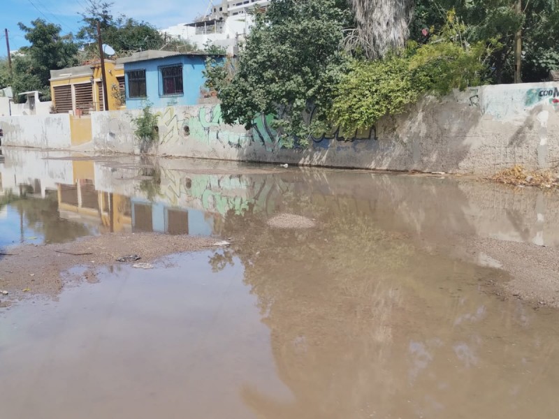 Gran fuga de agua en la colonia Navarro Rubio