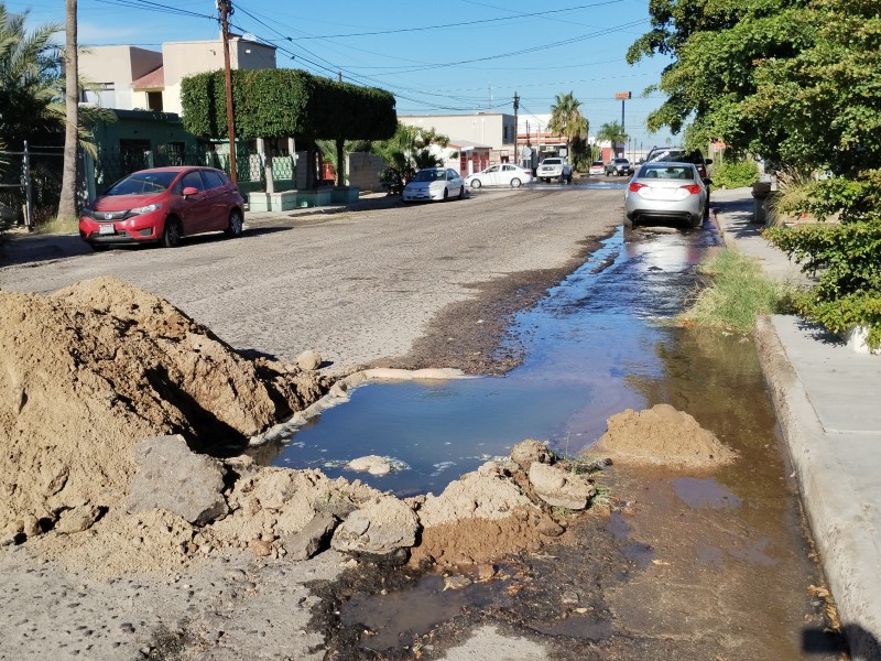 Gran fuga de agua potable en fraccionamiento Perla