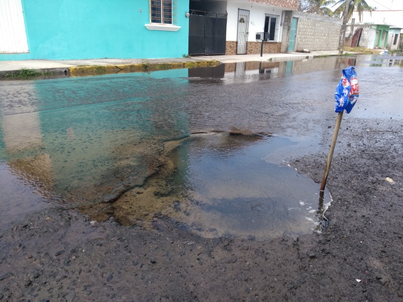 Gran fuga de agua potable en Playa Linda