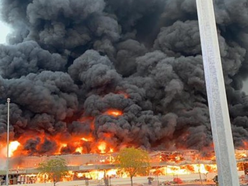 Gran incendio en mercado de Emiratos Árabes Unidos