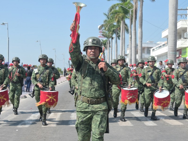 Gran participación en desfile de la Revolución Mexicana en Tuxpan