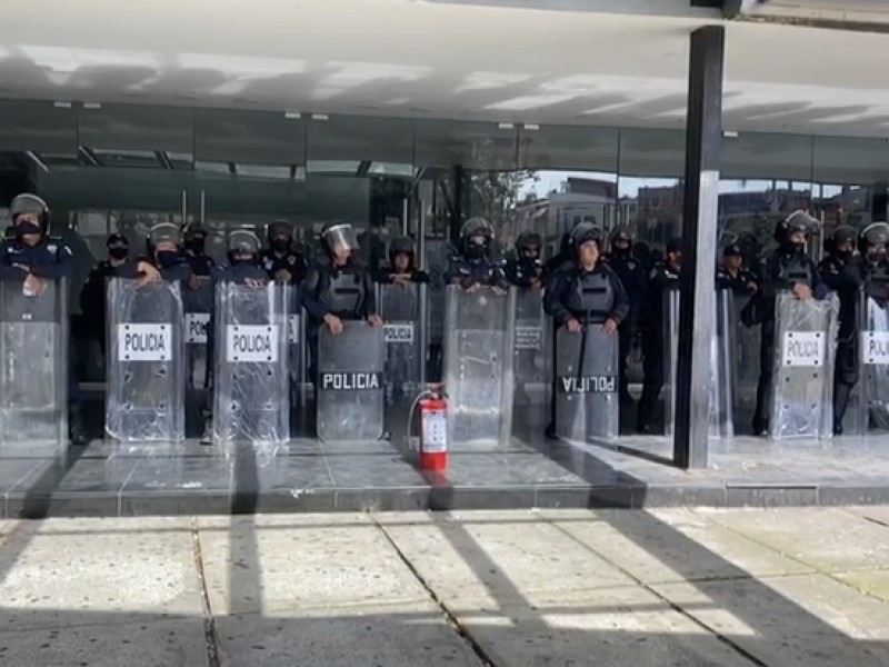 Granaderos resguardan el centro de Xalapa ante protesta