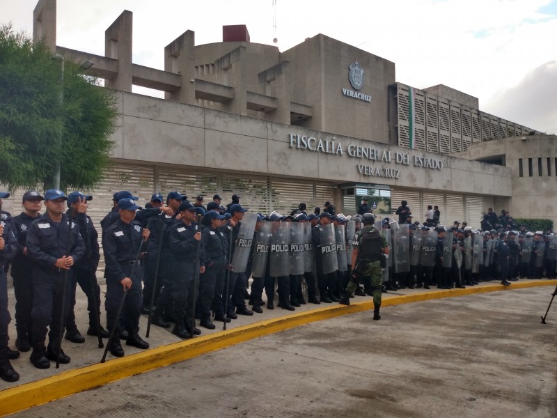 Granaderos toman la Fiscalía de Veracruz