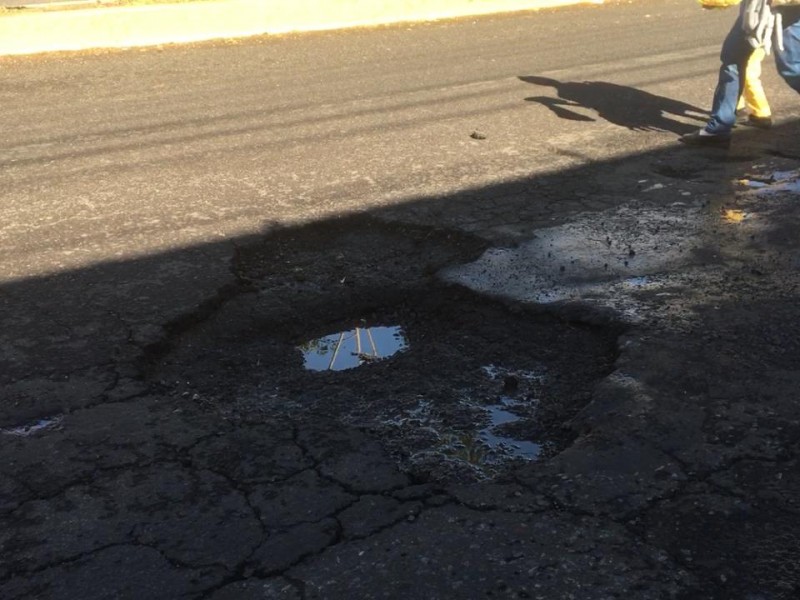 Grandes baches afectan circulación en Ruíz Cortinez