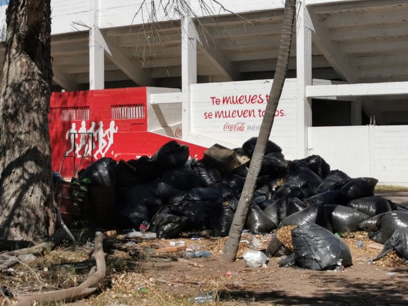 Grandes bolsas de basura sin recoger en Deportiva Aurelio Rodríguez