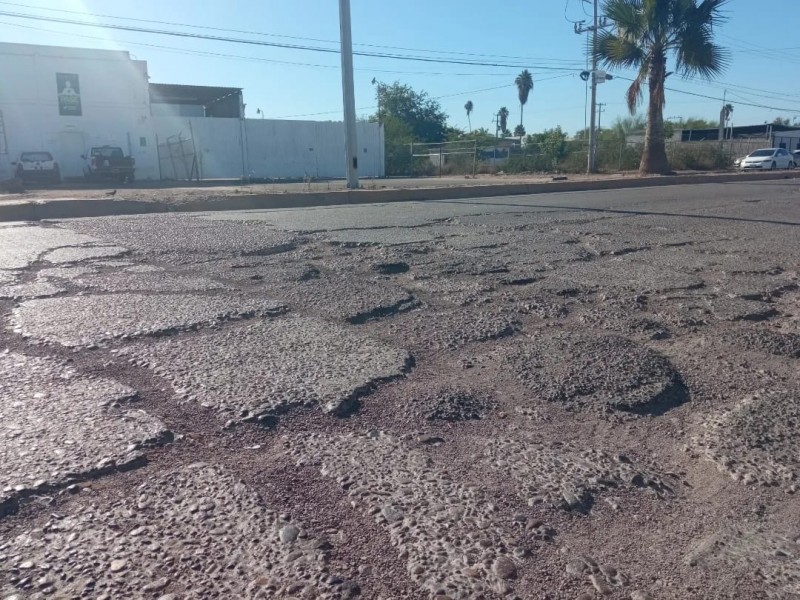 Grandes grietas y baches dan bienvenida a ciudadanos en LM