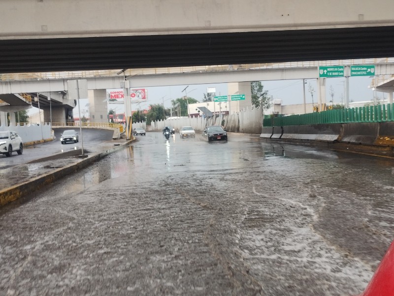 Granizada e intensas lluvias provocan inundaciones en Toluca
