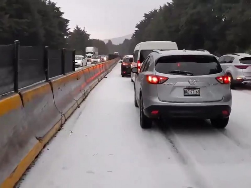 Granizada pintó de blanco autopista México-Cuernavaca