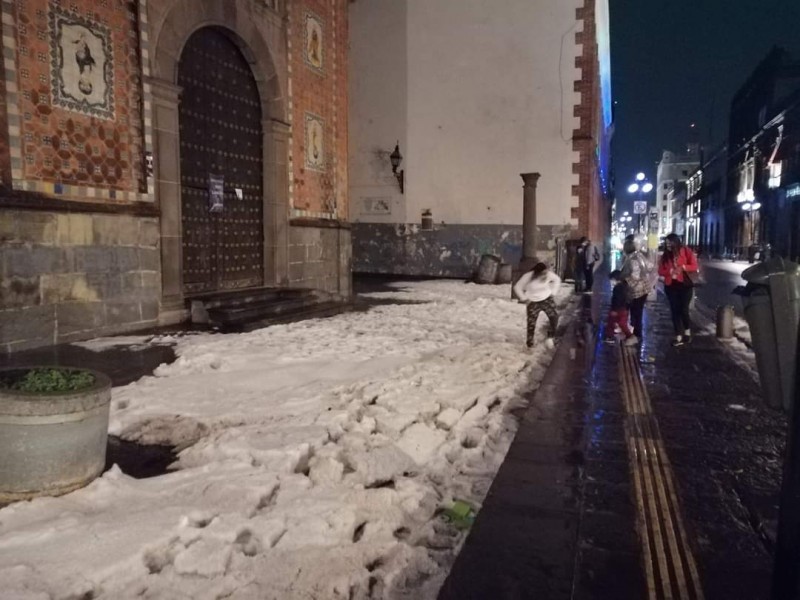 Granizo pinta las calles de puebla de color blanco