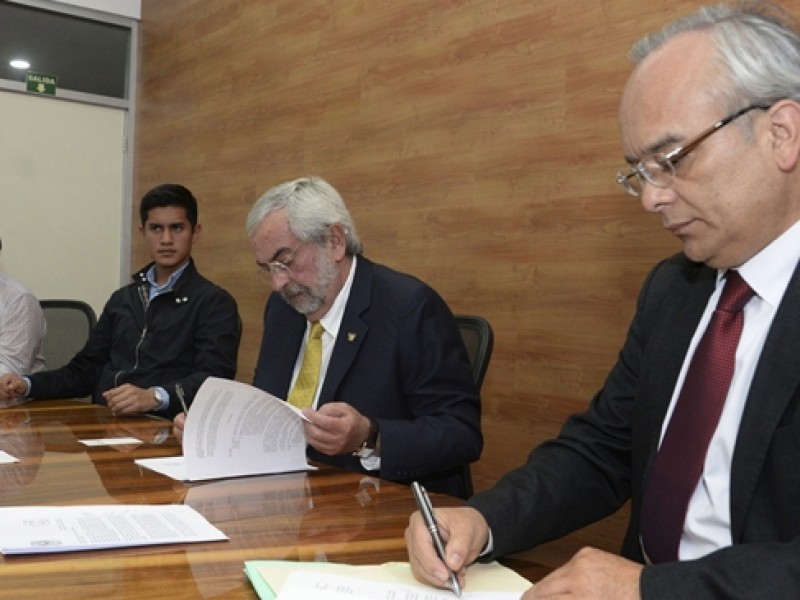 Graue firma pliego petitorio de alumnos CCH Azcapotzalco