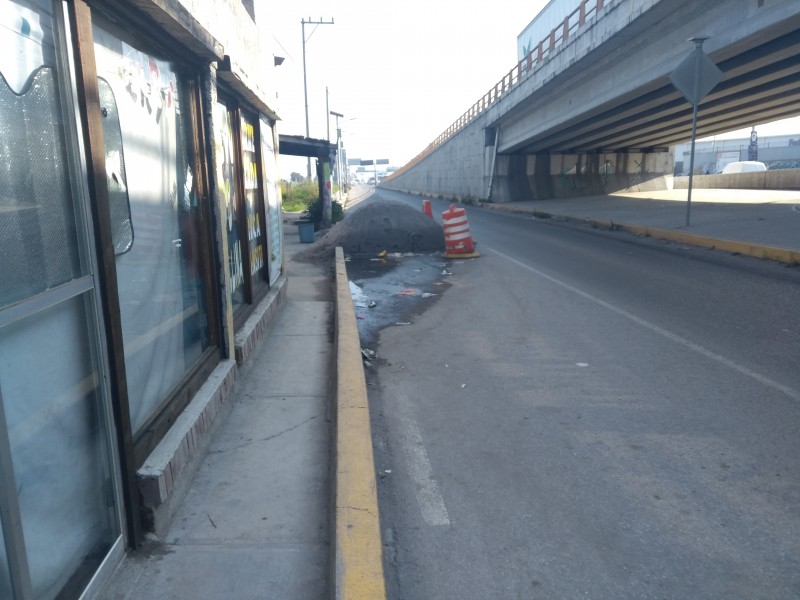 Grava y arena obstruye avenida de Toluca