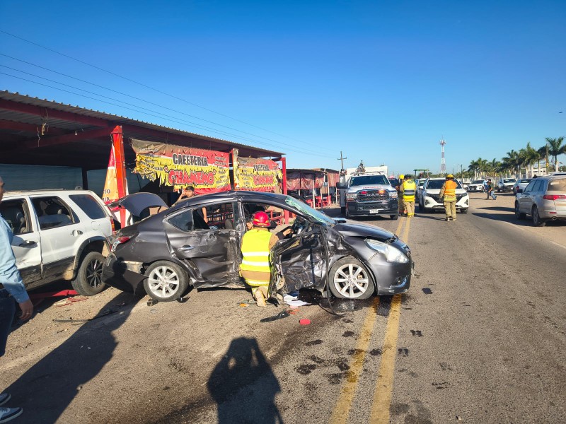 Grave accidente frente al Tecnológico Guasave deja dos estudiantes heridos