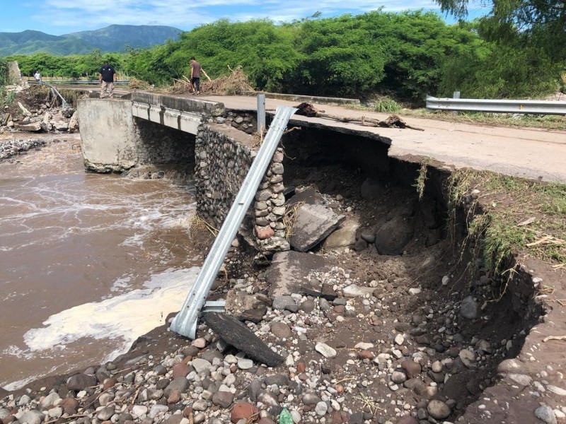 Grave daño en puente, cierran carretera al Chical