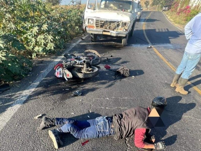 Grave motociclista tras chocar contra camioneta en Quesería