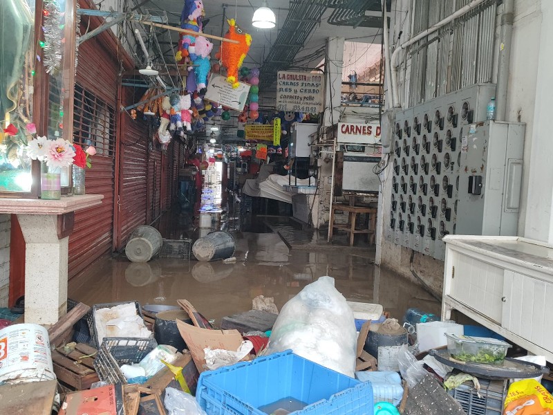 Graves pérdidas dejó inundación en Mercado y comercios de Tuxpan