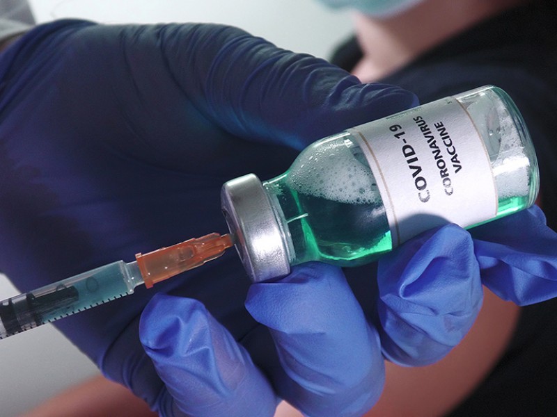 Grecia aplica tercera vacuna anticovid a mayores de 18 años